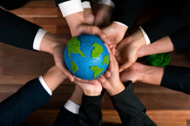 Üst düzey iş adamları, Dünya 'yı kurtarmak için CO2 salınımını azaltmak suretiyle çevresel koruma için ekolojik düzenlemeden yararlanmak amacıyla sinerjide bir arada tutuyorlar. Antika