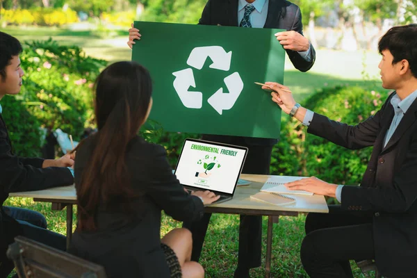 재활용 폐기물을 줄이고 재사용함으로써 환경을위한 재활용 전략에 브레인 스토밍 사무실에서 — 스톡 사진