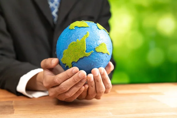 Affärsman Håller Papper Jorden Som Symbol För Miljömedvetenhet För Hållbar — Stockfoto