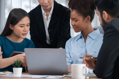 Mutlu iş adamları birlikte çalışır, şirket ofisinde tartışırlar. Profesyonel ve çeşitlilik takım çalışması iş planını bilgisayarda tartışır. Modern çok kültürlü ofis çalışanı. Uyum