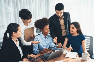 Mutlu iş adamları birlikte çalışır, şirket ofisinde tartışırlar. Profesyonel ve çeşitlilik takım çalışması iş planını bilgisayarda tartışır. Modern çok kültürlü ofis çalışanı. Uyum