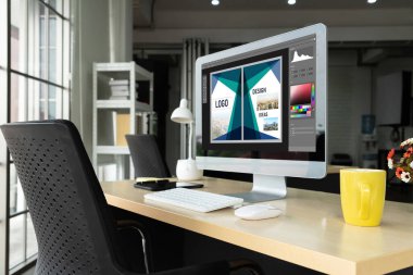 Web sayfasının modern tasarımı ve bilgisayar ekranında gösterilen ticari reklamlar için grafiksel tasarımcı yazılımı