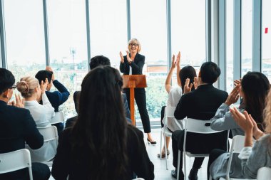 Bir grup iş adamı seminer konferansında toplanıyor. Seyirciler, çalışanların eğitim seanslarındaki eğitmenleri dinliyor. Uzman konuşmacı ile ofis çalışanları toplantısı. Jivy
