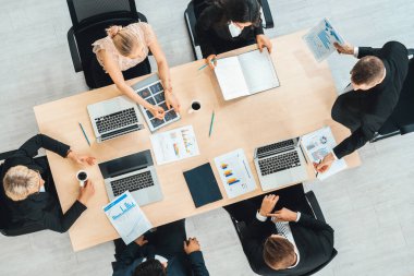 İş adamları grup toplantısı ofiste yukarıdan çekildi. İş kadınları, iş adamları ve ofis çalışanları toplantı masasında proje planlama belgeleriyle takım konferansında çalışıyorlar. Jivy