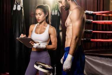 Muay Thai boksörü boks maçından önce ağırlık ölçüsüyle boks sınıfı ataması için ağırlık tartısına çıktı. Kendini spora adamış sporcular ve boksörlerin vücut hazırlıkları. Impetus