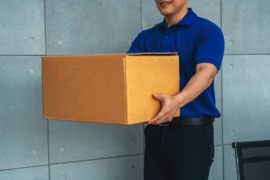 Paket kutusunu müşteriye göndermek için taşıyan teslimatçı. Teslimat işi konsepti. Jivy