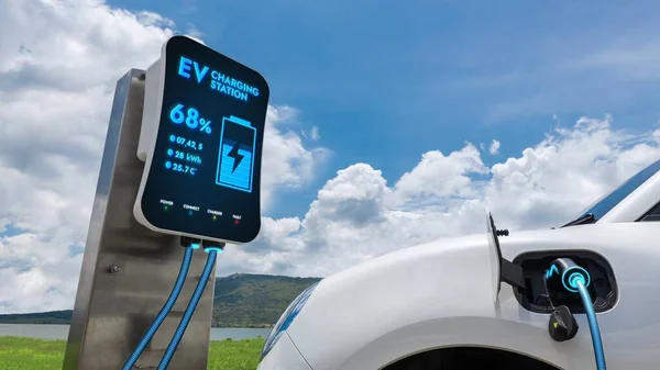 Elektromos Autó Csatlakozik Töltőállomással Feltölteni Akkumulátort Töltő Kábel Természet Nyaralás — Stock Fotó