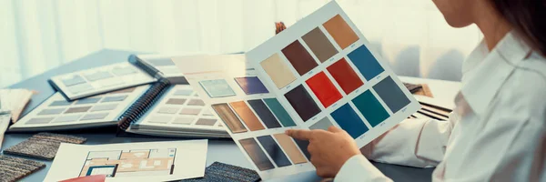 Architekt Wnętrz Przy Stole Roboczym Wybierając Różne Próbki Kolorów Projektu — Zdjęcie stockowe