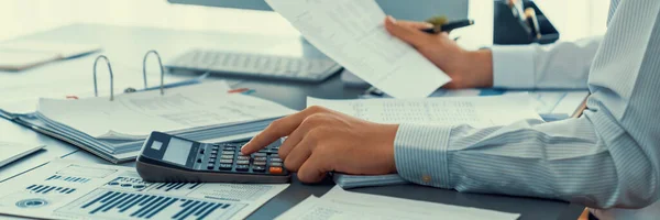 Auditor Corporativo Calculando Presupuesto Con Calculadora Escritorio Oficina Contable Profesional —  Fotos de Stock