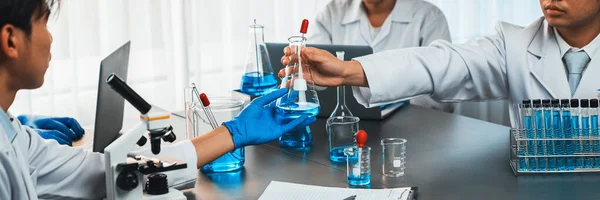 Grupo Científicos Dedicados Llevan Cabo Experimentos Químicos Investigación Laboratorio Médico — Foto de Stock