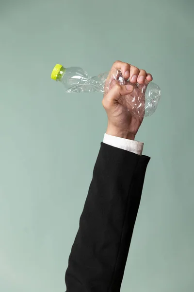 Eco Business Recyclen Afvalbeleid Hand Vasthouden Plastic Fles Geïsoleerde Achtergrond — Stockfoto