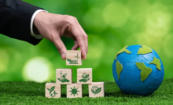Hand Affärsman Håller Jorden Symboliserar Gröna Företag Som Utnyttjar Biobränsleteknik — Stockfoto