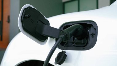 Ev şarj istasyonu, elektronik araç için sürdürülebilir, yenilenebilir enerji kaynağı, modern modern yaşam tarzı için evdeki EV arabaları sağlıyor. Çevre dostu melez elektro ve petrol aracı bataryası.