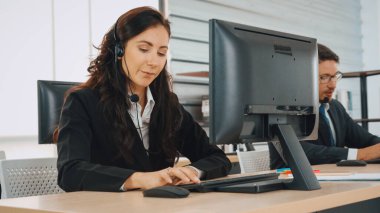 Ofiste çalışan kulaklık takan işadamları uzak müşteri ya da meslektaşlarını desteklemek için çalışıyorlar. Çağrı merkezi, tele pazarlama, müşteri destek acentesi telefon görüşmesinde hizmet sağlıyor. Jivy
