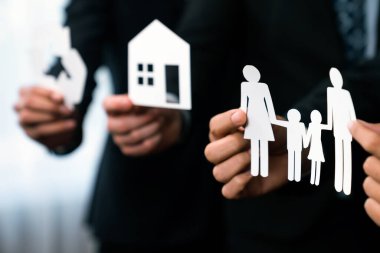 Çevre dostu iş adamları, daha yeşil bir toplum için atık yönetimi ile sosyal ve çevre kavramının kurumsal sorumluluğu olarak çevre dostu ikonlar tutuyorlar. Antika