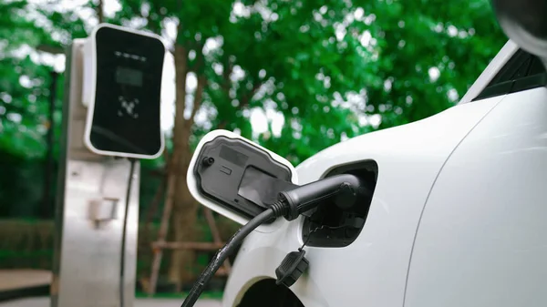 闭合先进的现代交通理念 电动车在充电站充电时具有高度细节的空中反射 可再生能源驱动的生态友好型电动汽车 — 图库照片