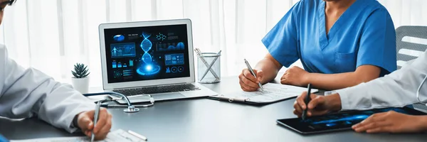 Gruppe Læge Eller Forsker Studerer Genetisk Sygdom Dna Med Laptop - Stock-foto
