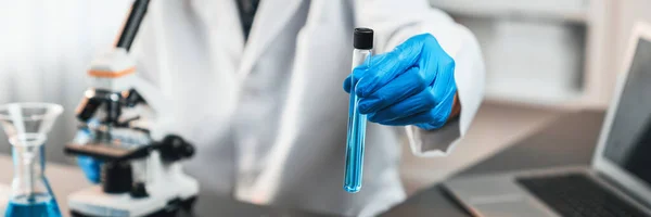 Cientistas Realizam Experiências Químicas Laboratório Médico Mostram Resultado Líquido Tubo — Fotografia de Stock