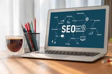 Model e-ticaret için SEO arama motoru optimizasyonu ve bilgisayar ekranında gösterilen çevrimiçi perakende işi