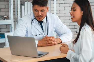 Profesyonel üniformalı doktor hastanedeki ya da klinikteki hastayı muayene ediyor. Sağlık, tıbbi ve doktor servis konsepti. Jivy