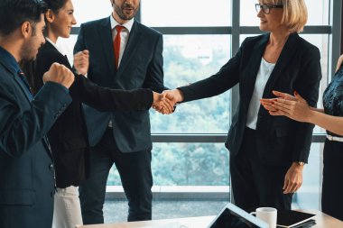 Şirket ofisindeki iş adamlarının el sıkışması finansal bir anlaşmayla ilgili profesyonel bir anlaşma olduğunu gösteriyor. Jivy