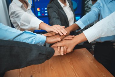 Çok ırklı ofis çalışanları el kitabı dayanışma, takım çalışması ve çeşitli toplumlara olan güveni gösteriyor. İş adamları iş dünyasının başarısı için sinerji ve el ele istifleme yoluyla bir araya gelirler. Uyum