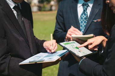 Çevre dostu kalkınma planı ve daha yeşil bir gelecek için sürdürülebilir teknoloji projesi sunan Asyalı iş adamlarından oluşan bir grup, Doğal Park 'ta açık hava eko iş bürosu kuruyor. Gyre