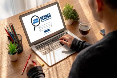 Çalışanların işe alım İnternet ağındaki iş fırsatlarını araması için mod web sitesinde online iş araması