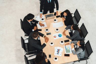 Takım lideri toplantı masasındaki insanları teşvik ediyor. Yönetici yönetici grup konferansında ofis çalışanlarına emir verir. Takım çalışması motivasyon ve arzu konsepti. Jivy