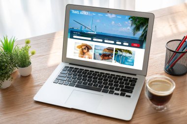 Model arama ve seyahat planlama için internet sitesi uçuş, otel ve tur rezervasyonları için anlaşma ve paket sunuyor