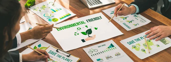 Miljöaffärsmöte Med Grupp Affärsmän Planerar Strategi Och Diskutera Marknadsföring Miljövänliga — Stockfoto