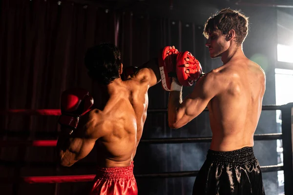 亚洲和高加索的穆艾泰拳手在激烈的拳击训练课程中发动肘击 向摔跤教练提供肘击 展示拳击技巧和技巧 Impetus — 图库照片