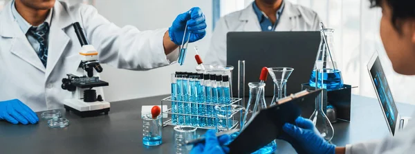 Dedicato Gruppo Scienziati Condurre Esperimenti Chimici Ricerca Laboratorio Medico Come — Foto Stock