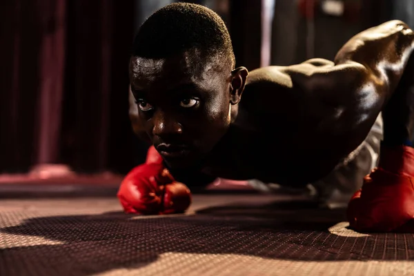 非洲裔美国男性拳击手在体育馆用红手套进行拳击训练前 要挺身而出 健身和武术锻炼 汗水和肌肉身体男子拳击手推拿运动 Impetus — 图库照片