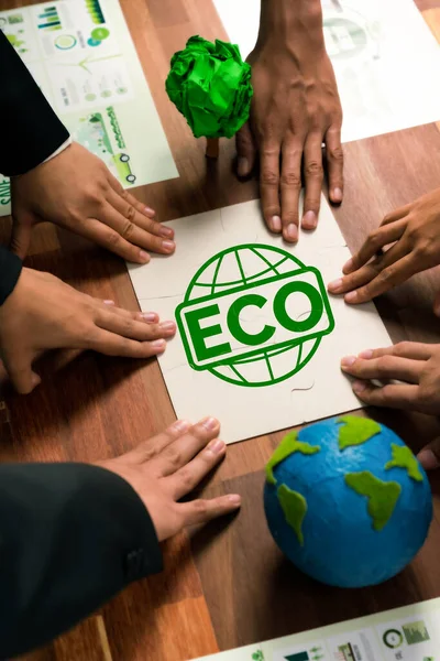 環境意識のシンボルにジグソーパズルのピースを形成する企業のグループは コミュニティのためのエコ企業の責任と緑の地球のための持続可能な解決策として クエント — ストック写真