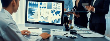 İş zekası ve veri analizi kavramı. Analizci ekibi laptop ekranında finansal veri analizi üzerinde çalışıyor. Etkili iş stratejik planlama için pazarlama göstergesi olarak. İçgörü