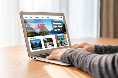 Model arama ve seyahat planlama için internet sitesi uçuş, otel ve tur rezervasyonları için anlaşma ve paket sunuyor