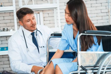 Profesyonel üniformalı doktor hastanedeki ya da klinikteki hastayı muayene ediyor. Sağlık, tıbbi ve doktor servis konsepti. Jivy