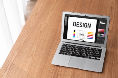 Web sayfasının modern tasarımı ve bilgisayar ekranında gösterilen ticari reklamlar için grafiksel tasarımcı yazılımı