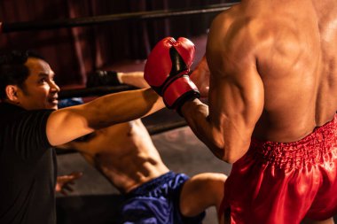 Boks hakemi müdahale ediyor, rakibini kontrol etmek için dövüşü durduruyor. Hakemle yapılan yoğun ve şiddetli boks maçı boksör dövüşçülerinin güvenliğini sağlıyor. Impetus