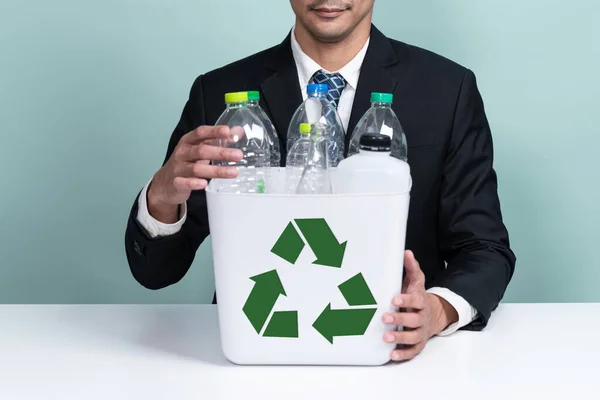 Şadamı Arka Planda Plastik Şişeyle Dolu Geri Dönüşüm Kutusunu Tutuyor — Stok fotoğraf