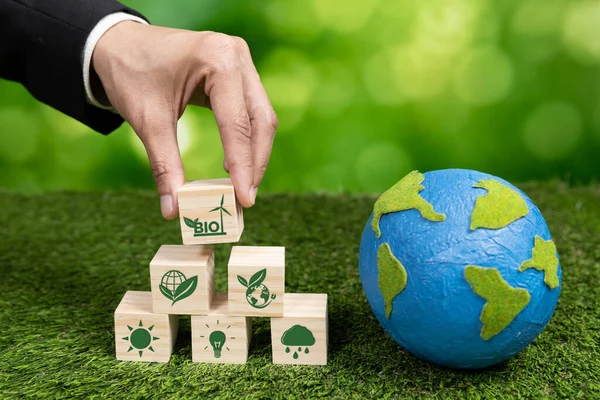 バイオ燃料技術と環境保全を活用したグリーンビジネスを象徴する地球を保有する事業者の手によって 未来をきれいにするための持続可能な環境に優しいエネルギー Alter — ストック写真