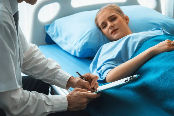 Läkare Professionell Uniform Som Undersöker Patienten Sjukhus Eller Läkarmottagning Koncept — Stockfoto