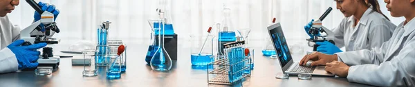 Grupo Dedicado Científicos Llevan Cabo Experimentos Químicos Investigación Laboratorio Médico —  Fotos de Stock