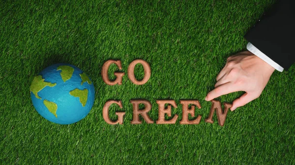 Wiadomość Zielony List Ikoną Ziemi Lub Symbolem Zaaranżowanym Przez Biznesmena — Zdjęcie stockowe