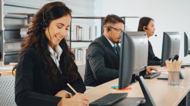 Ofiste çalışan kulaklık takan işadamları uzak müşteri ya da meslektaşlarını desteklemek için çalışıyorlar. Çağrı merkezi, tele pazarlama, müşteri destek acentesi telefon görüşmesinde hizmet sağlıyor. Jivy