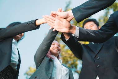 Çevre sektörü çalışanları takım çalışması ve birlik, çevre dostu uygulamalar ve çevre için kurumsal toplumsal sorumlulukta işbirliği için açık hava iş gönüllü görevi olarak el ele veriyor. Döngü