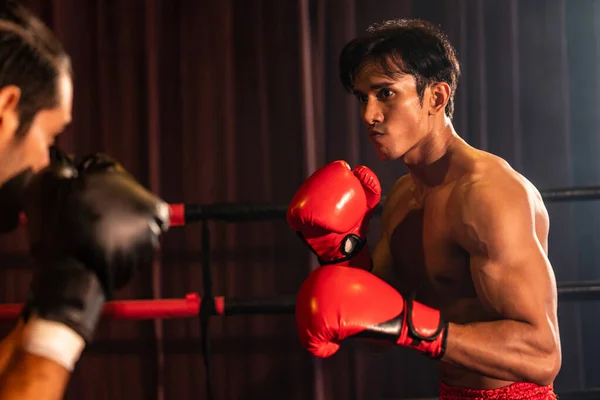 Asiatische Und Kaukasische Muay Thai Boxer Entfesseln Ihre Macht Erbitterten — Stockfoto