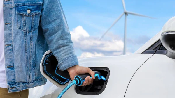 Hand Invoegen Lader Opladen Elektrische Auto Van Laadstation Met Windturbine — Stockfoto