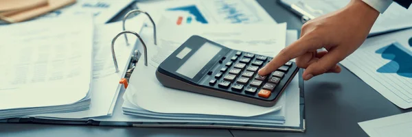 Audit Entreprise Calculant Budget Avec Calculatrice Sur Son Bureau Comptable — Photo